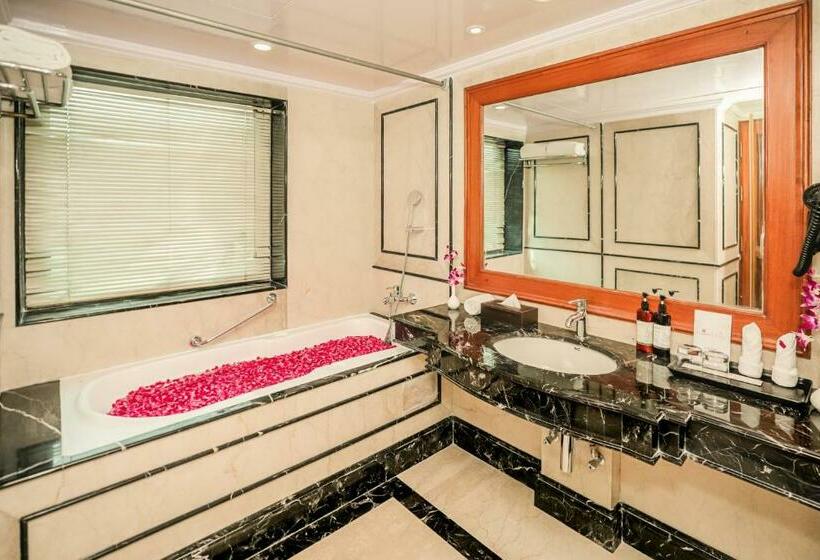 キングサイズベッドのスーペリアルーム, Regenta Central Lucknow By Royal Orchid Hotels Limited