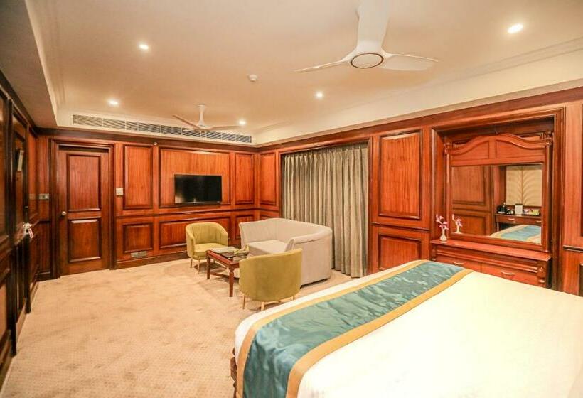 キングサイズベッドのスーペリアルーム, Regenta Central Lucknow By Royal Orchid Hotels Limited