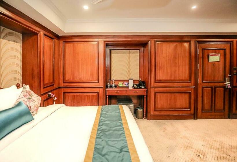 キングサイズベッドのスーペリアルーム, Regenta Central Lucknow By Royal Orchid Hotels Limited