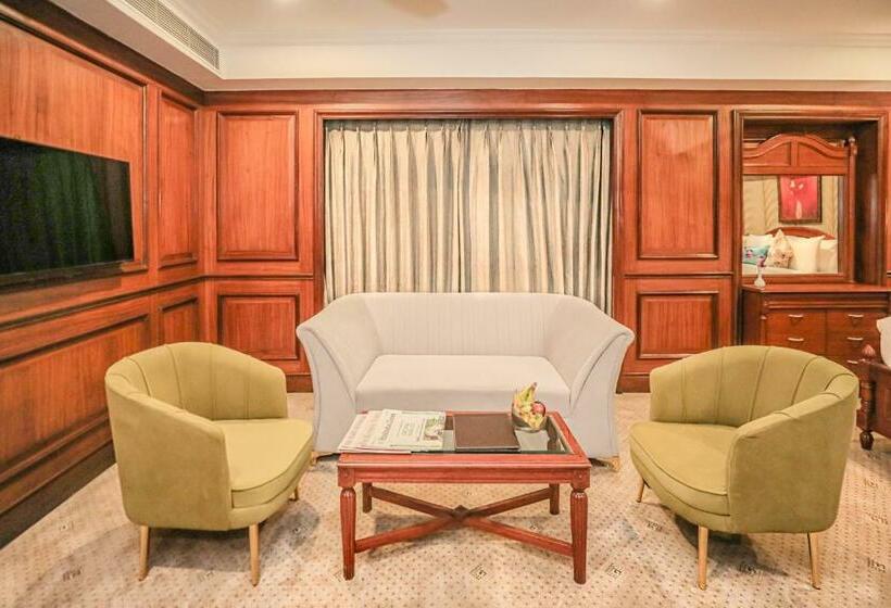 キングサイズベッドのスーペリアルーム, Regenta Central Lucknow By Royal Orchid Hotels Limited