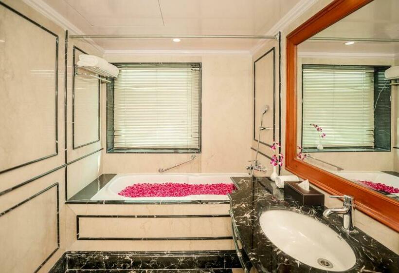 Люкс, Regenta Central Lucknow By Royal Orchid Hotels Limited