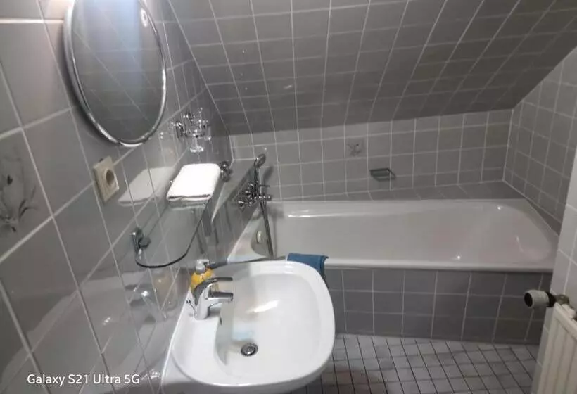 ベーシックトリプルルーム, 1a Hotel Zimmer Frei