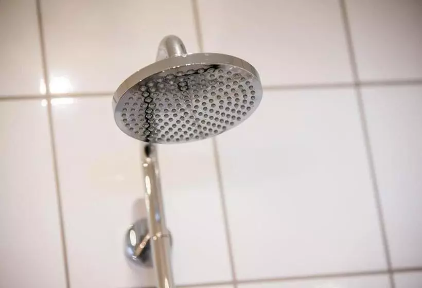 Standard Yhden Hengen Huone, Jernbanegade