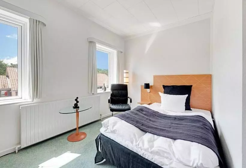 Standard Yhden Hengen Huone, Jernbanegade