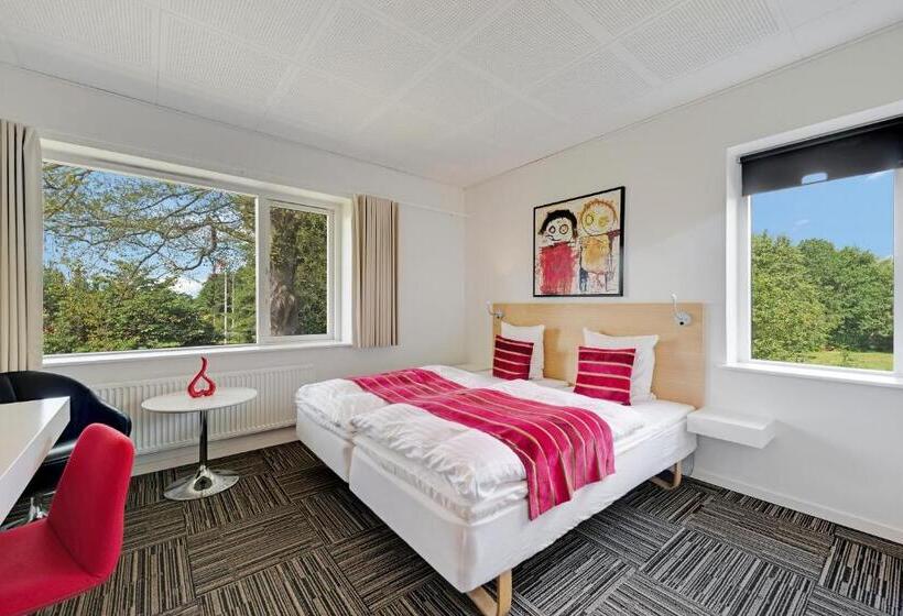 חדר ביזנס, Jernbanegade