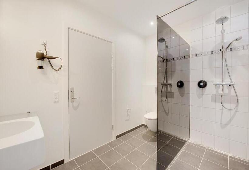 חדר סופריור, Jernbanegade