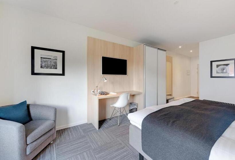 חדר סופריור, Jernbanegade