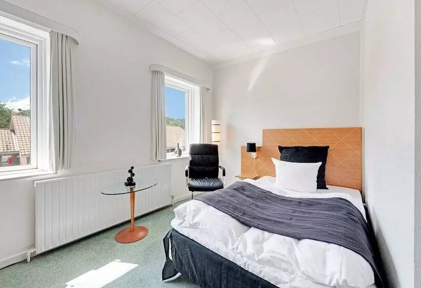 Standard Yhden Hengen Huone, Jernbanegade