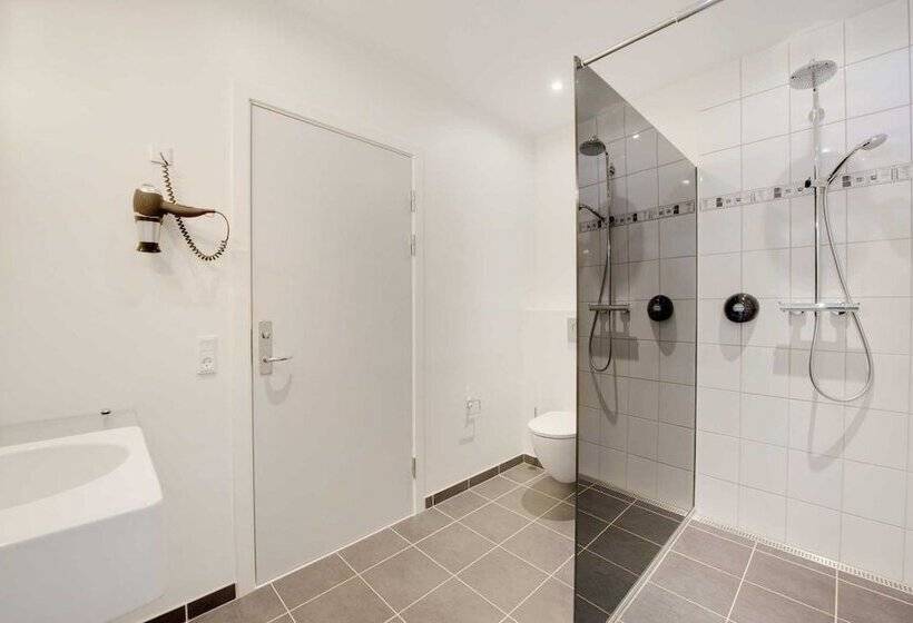 חדר סופריור, Jernbanegade