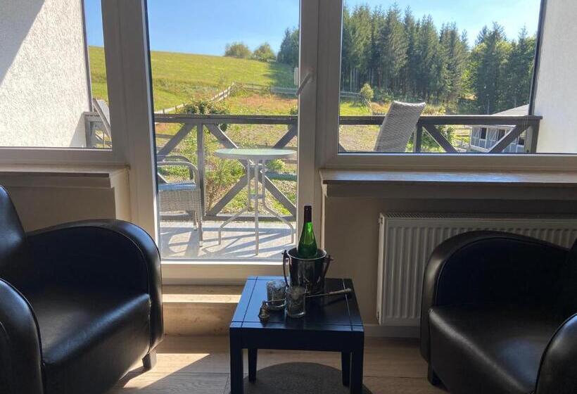 غرفة ديلوكس مزودة بشرفة, Landhotel Flora & Fauna