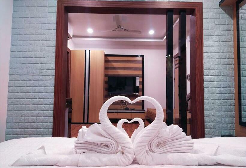 디럭스 스위트, Charulata Residency