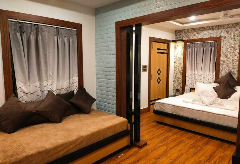 디럭스 스위트, Charulata Residency