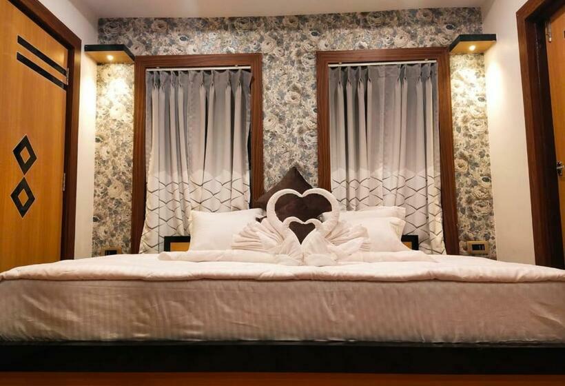 Президентский Люкс, Charulata Residency