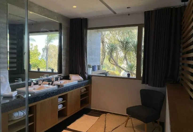 اتاق لوکس با تخت بزرگ, Kohinor Maison D Hôtes