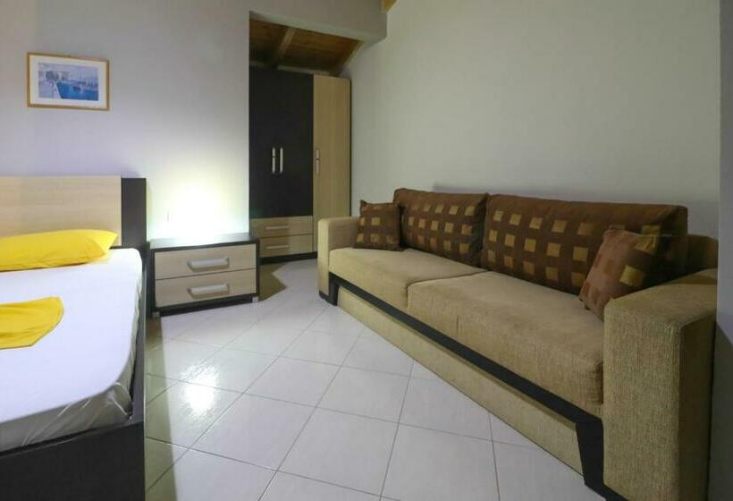 اتاق خانوادگی, Aris Rooms