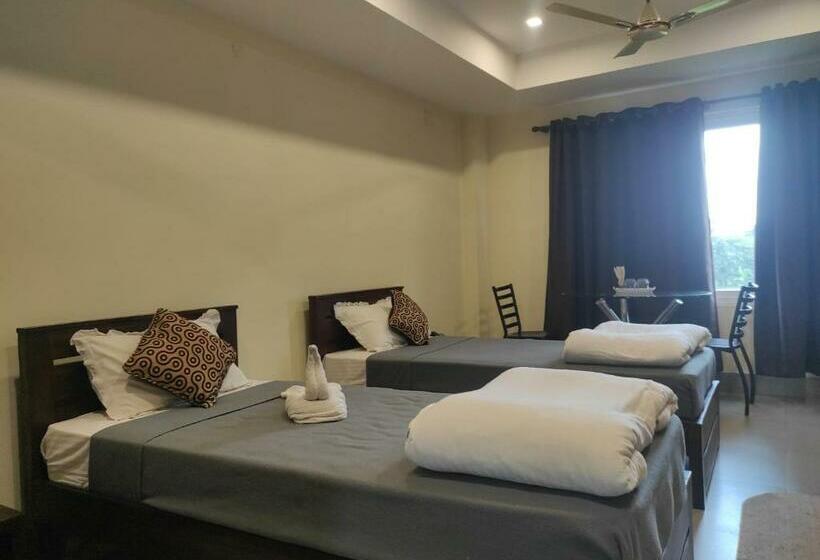 חדר דלוקס, Mayur Gardens