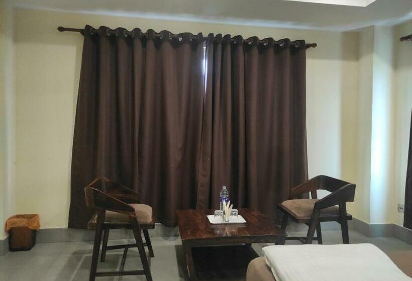 חדר דלוקס, Mayur Gardens