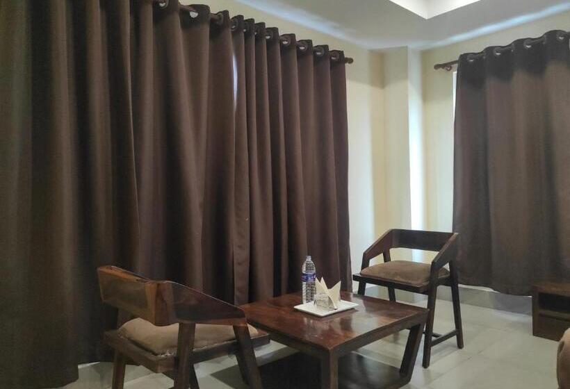 חדר דלוקס, Mayur Gardens