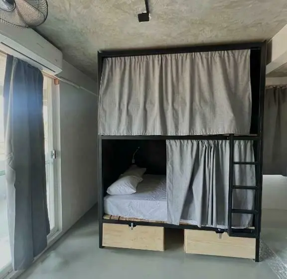 ルームシェアのワンベッド, Straw Hat Surf Hostel & Bar