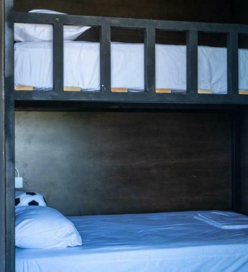 Standard-huone 2 Parivuodetta, Straw Hat Surf Hostel & Bar