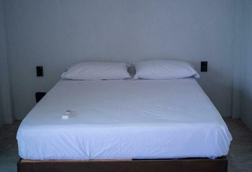 Deluxe-huone, Straw Hat Surf Hostel & Bar