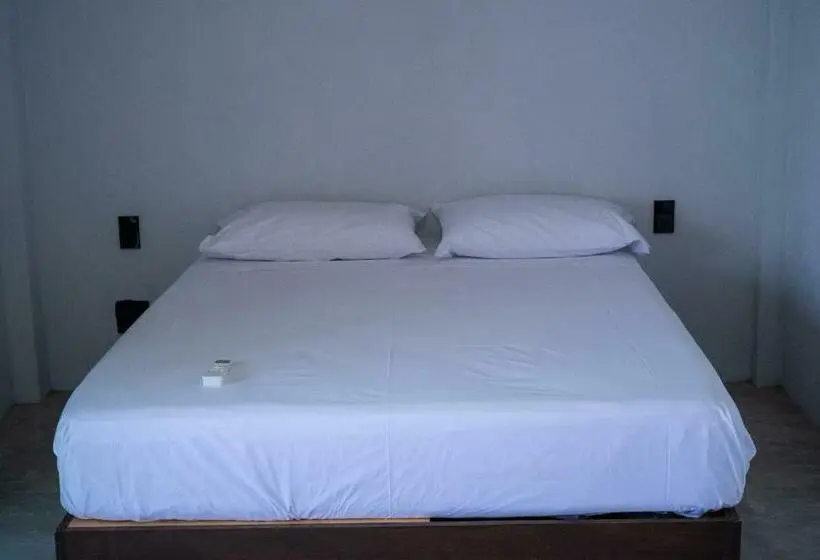 デラックスルーム, Straw Hat Surf Hostel & Bar