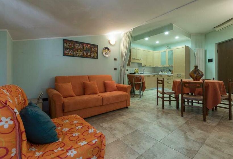 شقة غرفة واحدة, The Fox