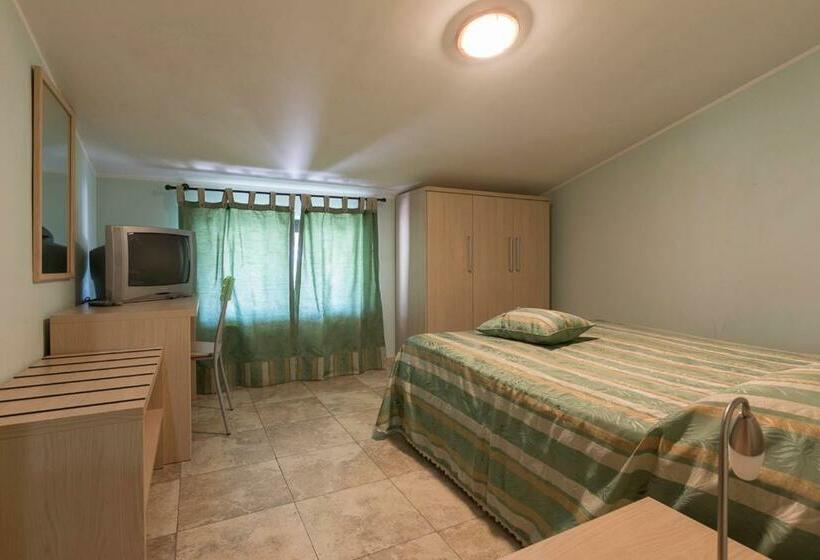 شقة غرفة واحدة, The Fox