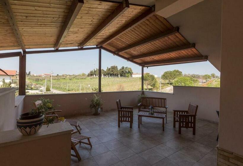 شقة غرفة واحدة, The Fox