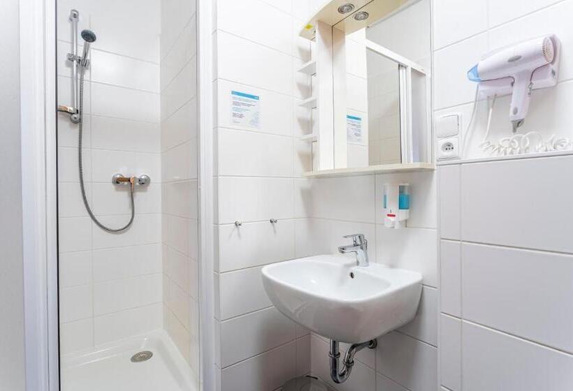 패밀리 스위트, Dagmar