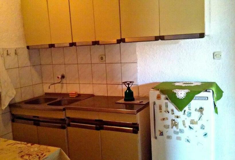 اتاق استاندارد سه تخته با سرویس بهداشتی مشترک, Guest House Hristiva