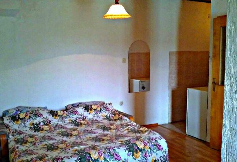 اتاق استاندارد چهارنفره با سرویس بهداشتی مشترک, Guest House Hristiva