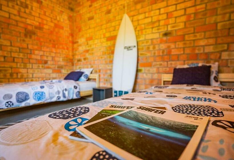 اتاق استاندارد با سرویس بهداشتی مشترک, Surf Camp