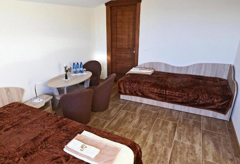 اتاق راحتی سه تخته, Juro Guest House