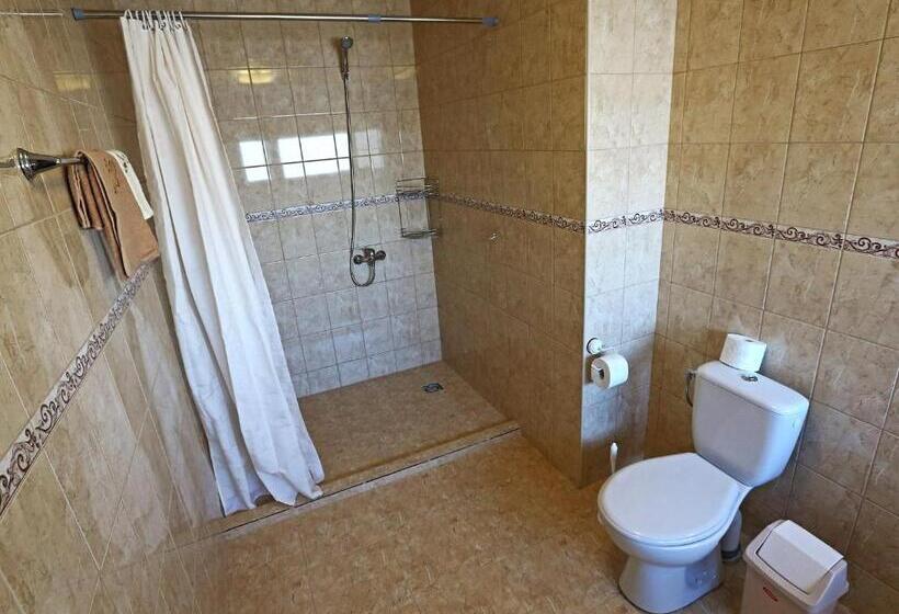 اتاق راحتی سه تخته, Juro Guest House