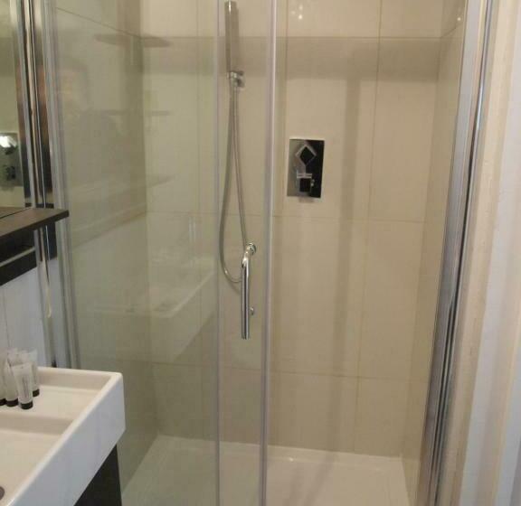 غرفة قياسية ثلاثية, Earls Court Garden