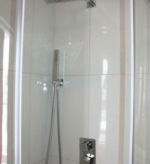 غرفة قياسية ثلاثية, Earls Court Garden