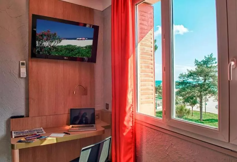 اتاق سه نفره سوپریور با چشمانداز دریا, Hôtel Beau Rivage