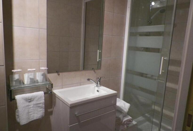 标准三人间, Hôtel Du Commerce