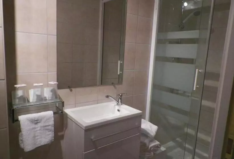 Standard Kolmen Hengen Huone, Hôtel Du Commerce