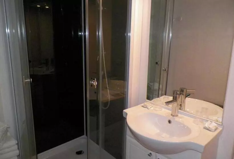 Standard Neljän Hengen Huone, Hôtel Du Commerce