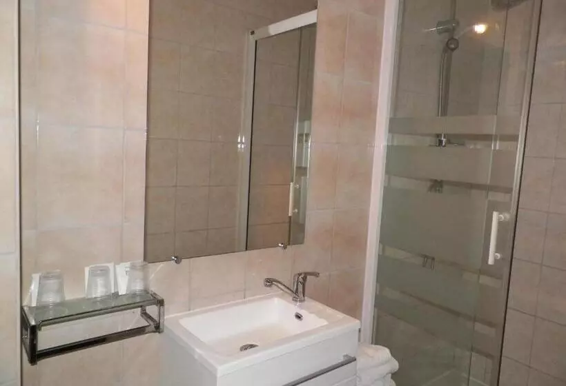 Standard Neljän Hengen Huone, Hôtel Du Commerce