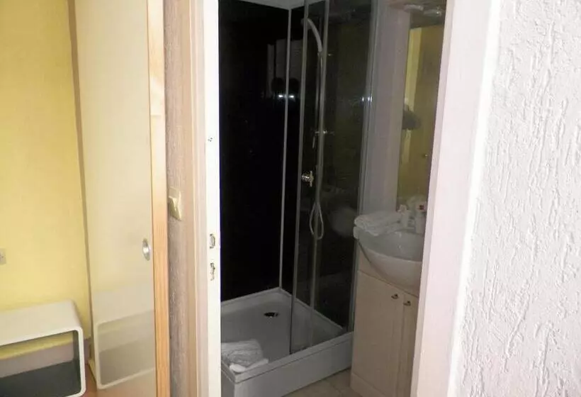 Standard Neljän Hengen Huone, Hôtel Du Commerce