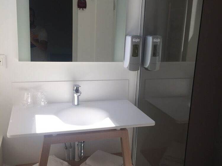 חדר סטנדרט לשלושה, Les Bellugues