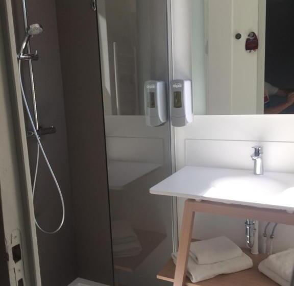 חדר סטנדרט לשלושה, Les Bellugues