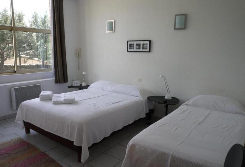 חדר סטנדרט לשלושה, Les Bellugues