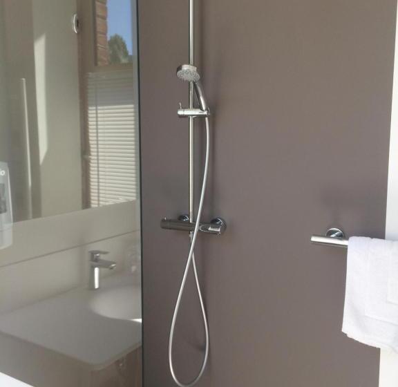 חדר קלאסי לשלושה, Les Bellugues