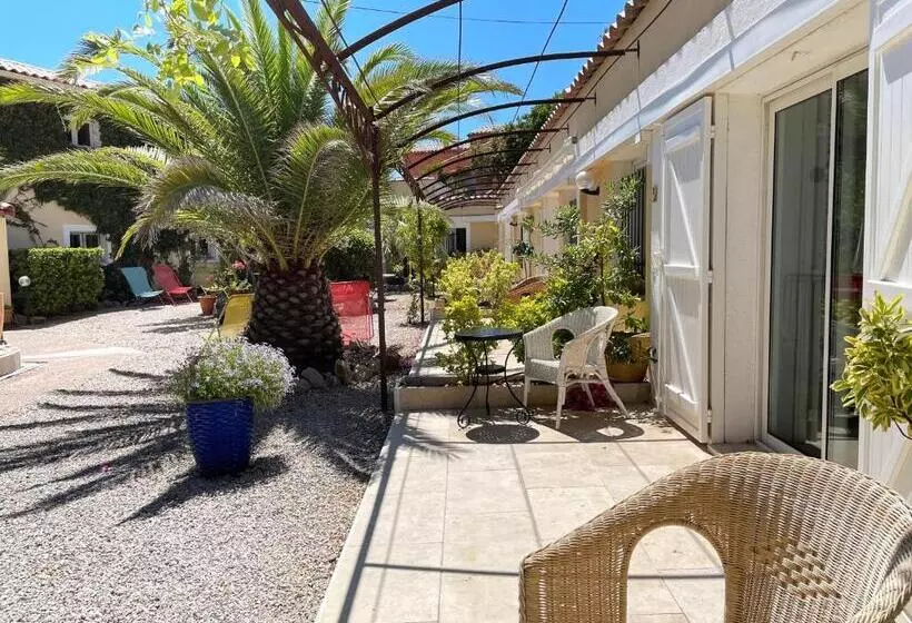 سوئیت جونیور با چشم‌انداز باغ, Cap Riviera Hotel & Restaurant Saint Aygulf