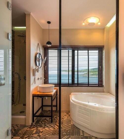 Полулюкс, Thalassokipos