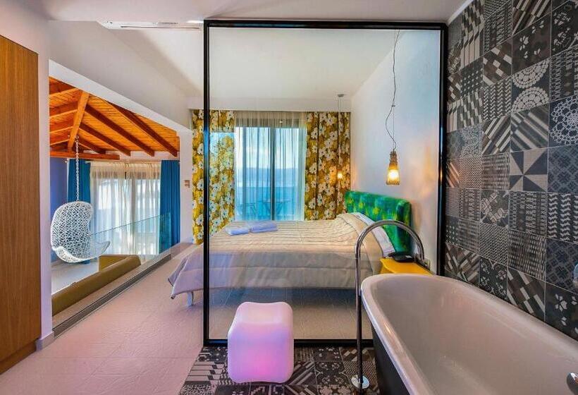 Полулюкс, Thalassokipos